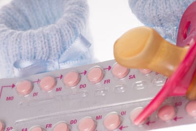 Anti Baby Pille mit Schnuller und Wollschuhen