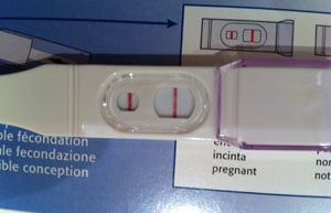 Ein Positiver Schwangerschaftstest liegt auf seiner Anleitung