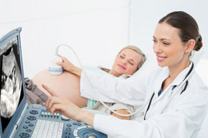 Eine Ärztin macht einen Ultraschall bei einer schwangeren Frau