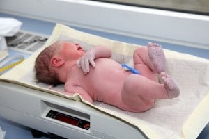 Neugeborenes Baby kurz nach der Geburt