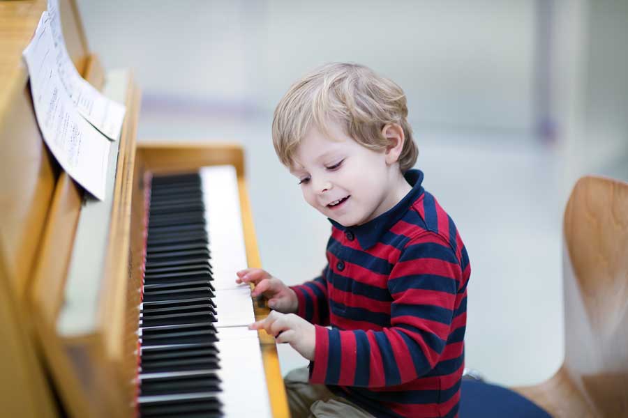 Kind spielt Klavier