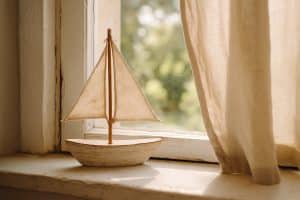 Kleines Holzsegelboot auf einer sonnigen Fensterbank