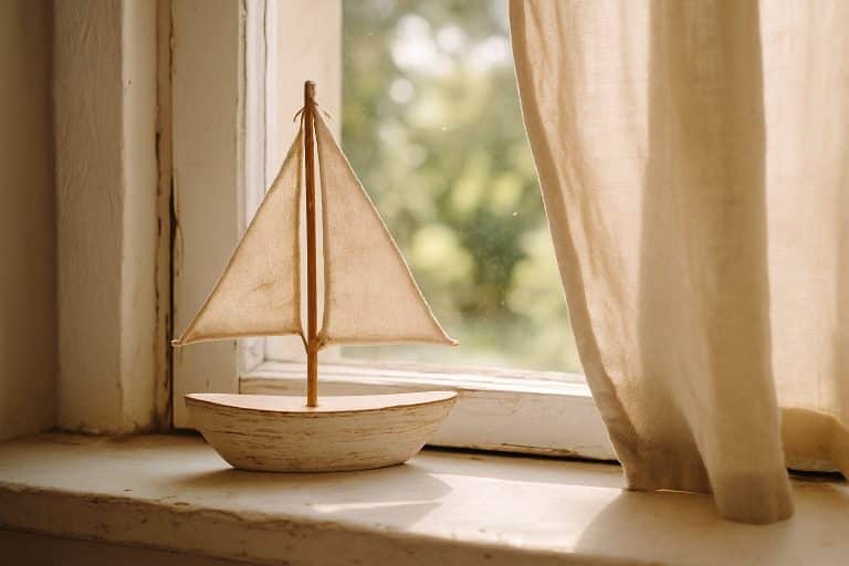 Kleines Holzsegelboot auf einer sonnigen Fensterbank